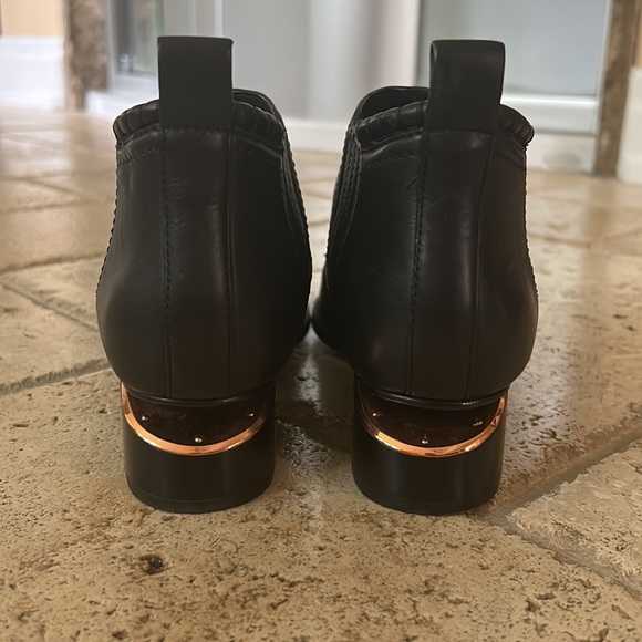 Alexander Wang Kori ankle booties with rose gold cut in black leather - Picture 2 of 6